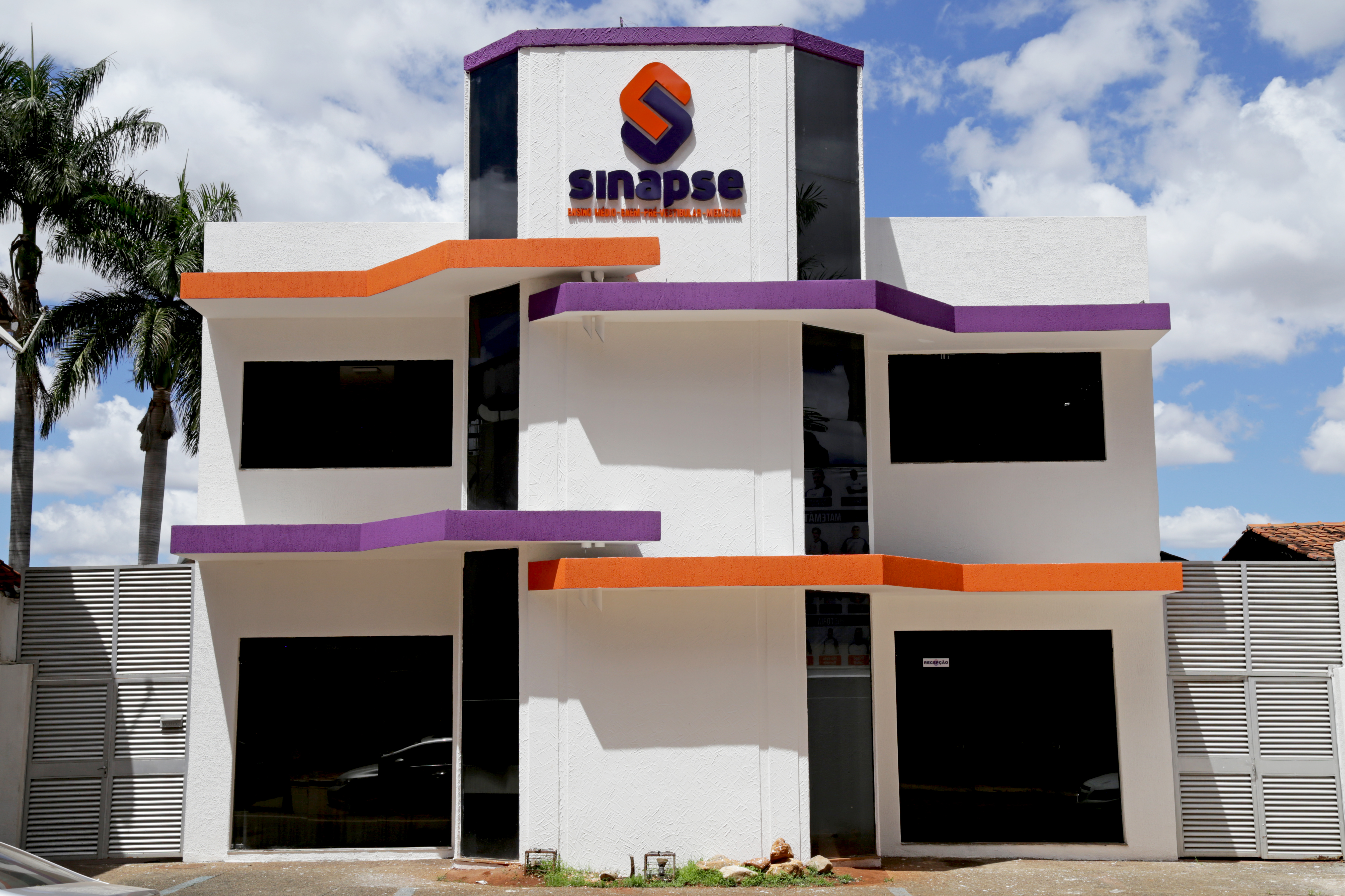Fachada do Colégio Sinapse em Goiânia